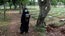 Keluarga berdoa saat pemakaman korban COVID-19 di TPU Pondok Ranggon, Cipayung, Jakarta Timur, Rabu (1/4/2020). Hari ini di TPU Pondok Ranggon hingga menjelang sore hari tercatat sembilan belas jenazah dimakamkan baik yang berstatus ODP, PDP  maupun postif  COVID-19. (merdeka.com/Arie Basuki)