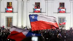 Setelah diarak menggunakan bus terbuka dari Stadion Nasional, pemain Cile merayakan kegembiraan juara Copa America 2015 bersama Presiden Cile, Michelle Bachelet. (REUTERS/Carlos Garcia Rawlins)