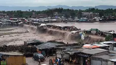 Kondisi bangunan rumah yang hanyut tersapu banjir bandang di Peshawar, Pakistan, Minggu (3/4). Hujan lebat sejak 9 Maret itu telah menyebabkan bencana banjir bandang dan tanah longsor, sebanyak 121 warga tewas dan 124 lainnya luka-luka. (AFP/A Majeed)