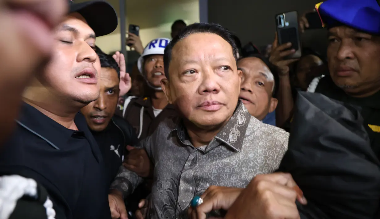 Mantan Jaksa Agung Muda Bidang Tindak Pidana Khusus (Jampidsus) Febrie Adriansyah, saat dibawa ke mobil tahanan untuk  ditahan di rutan KPK di  Gedung Kejagung, Jakarta, Jumat (24/07/2026). (KLY/ Arie Basuki)