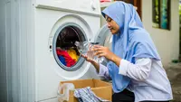 Kenapa Pakaian Bau Apek saat Hujan? Ini 7 Trik Mengatasinya