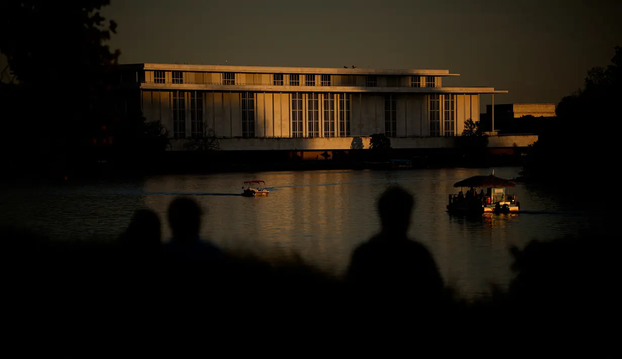 Gedung John F. Kennedy Center for the Performing Arts di Washington, Amerika Serikat. Penutupan gedung utama untuk renovasi dilakukan setelah hakim federal memblokir upaya dewan menambahkan nama Presiden Donald Trump pada bangunan tersebut. (Andrew Harnik/Getty Images/AFP)