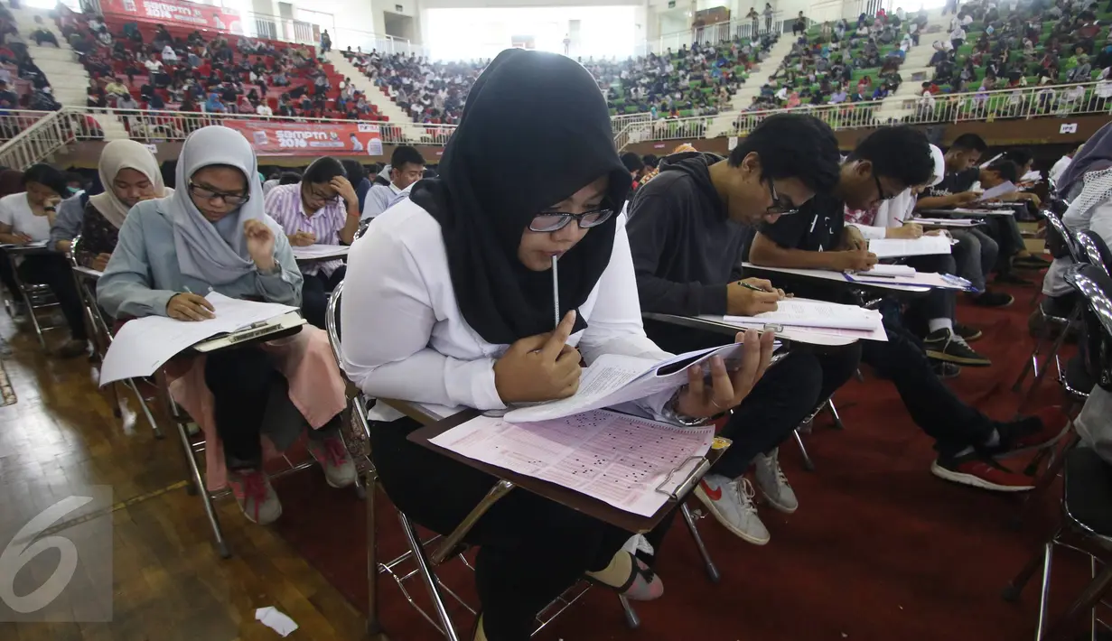 Peserta serius mengikuti Try Out Nasional SBMPTN 2016 di GOR Ciracas, Jakarta, Sabtu (21/5). Peserta diikuti siswa  SLTA/sederajat di 34 Provinsi se-Indonesia. (Liputan6.com/Immanuel Antonius)