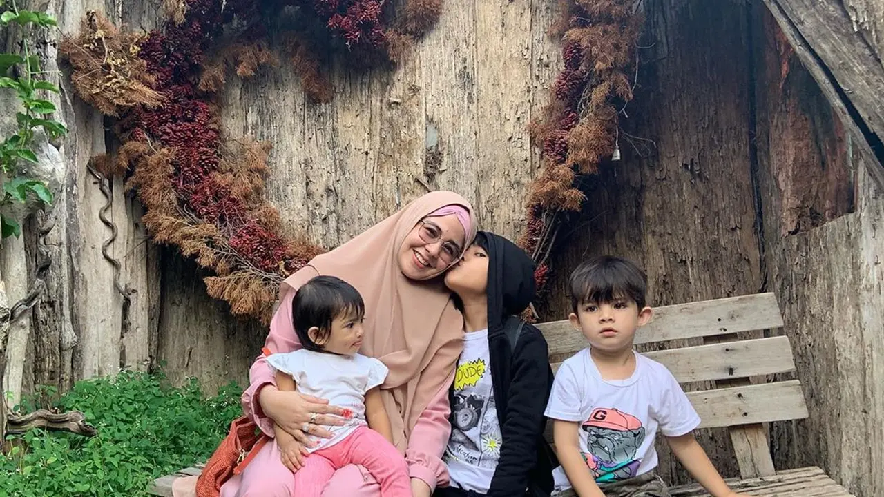 [Fimela] Risty Tagor dan anak