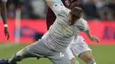 Pemain West Ham United, Marko Arnautovic (belakang) berebut bola dengan pemain Manchester United, Phil Jones pada lanjutan Premier League di London Stadium, London, (10/5/2018). West Ham tahan MU 0-0. (AP/Alastair Grant)