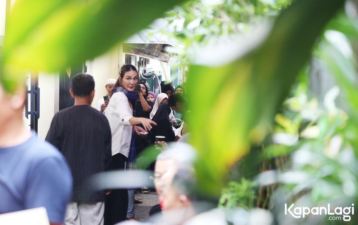 Sibuk Bagikan Kopi