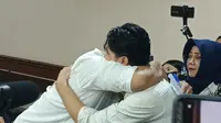 Ammar Zoni Peluk Erat Sang Adik Sebelum Jalani Sidang Tatap Muka Kasus Narkoba