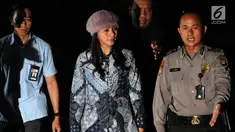 Bupati Kabupaten Kepulauan Talaud, Sulawesi Utara (Sulut) Sri Wahyumi Maria Manalip tiba dikawal petugas di Gedung KPK, Jakarta, Selasa (30/04/2019). Sri Wahyumi Maria terjaring OTT terkait dugaan suap proyek pembangunan pasar dengan barang bukti total senilai Rp 500 juta. (merdeka.com/Dwi Narwoko)