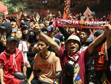 Suporter tim Macan Kemayoran merayakan gelar juara Go-Jek Liga 1 Indonesia 2018 bersama Bukalapak yang diraih Persija di kawasan Bundaran HI, Jakarta, Minggu (9/12). Persija meraih gelar juara dengan 62 poin. (Liputan6.com/Helmi Fithriansyah)