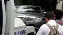 Dinas Perhubungan DKI Jakarta belum bisa meniadakan sepenuhnya parkir liar yang menjadi salah satu penyebab kemacetan di Ibu Kota berkali-kali parkir liar balik lagi ke bahu jalan, Jakarta Pusat, Rabu (7/1/2015). (Liputan6.com/Faizal Fanani)