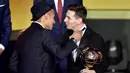 Lionel Messi mendapat ucapan selamat dari rekan setimnya di Barcelona, Neymar, yang juga nomine Pemain Terbaik Dunia 2015. (AFP/Fabrice Coffrini)