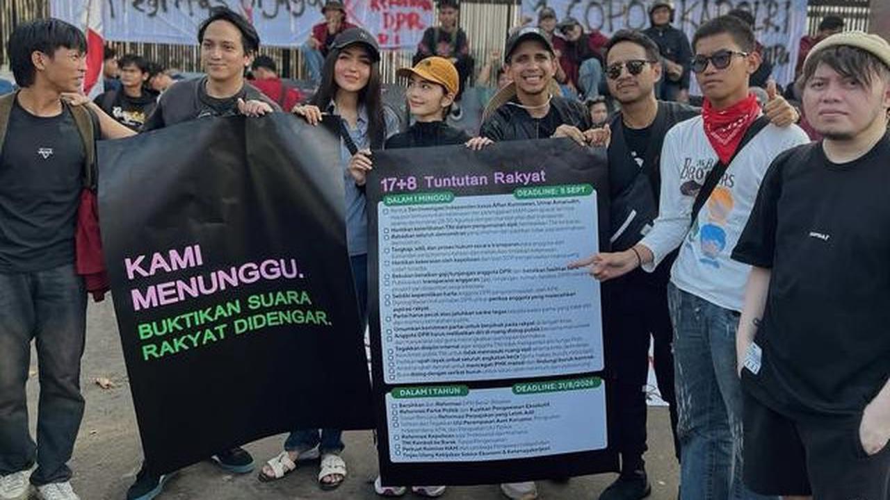 6 Potret Debi Sagita Turun ke Jalan Ikut Demo Gaungkan '17+8 Tuntutan Rakyat'