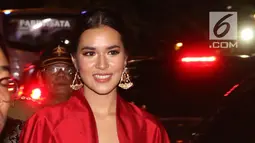 Penyanyi Raisa menghadiri resepsi pernikahan putri Presiden Jokowi, Kahiyang Ayu dan Bobby Nasution di Gedung Graha Saba Buana, Solo, Rabu (8/11). Raisa hadir dengan mengenakan dress batik bernuansa merah keemasan. (Liputan6.com/Angga Yuniar)