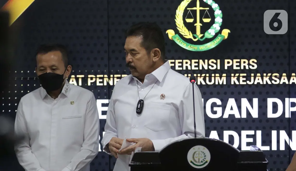 Jaksa Agung, S Burhanuddin (kanan) usai rilis pemulangan terpidana kasus pembalakan liar dan perusakan alam, Adelin Lis di Kejaksaan Agung, Jakarta, Sabtu (19/6/2021). Adelin Lis ditangkap di Singapura dan dipulangkan ke Indonesia setelah buron 13 tahun. (Liputan6.com/Helmi Fithriansyah)