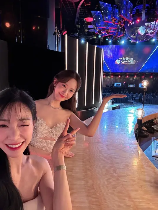 Gaun ini membalut tubuhnya dengan amat apik. [Foto: Instagram/yoona__lim]