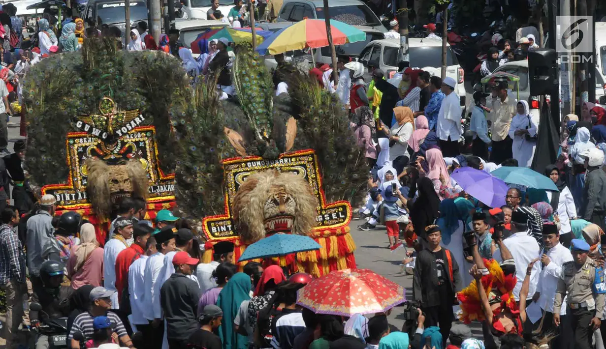 Reog Ponorogo meramaikan pawai Musabaqah Tilawatil Quran (MTQ) ke-9 tingkat Kota Tangerang Selatan (Tangsel), Banten, Senin (17/9). (Merdeka.com/Arie Basuki)