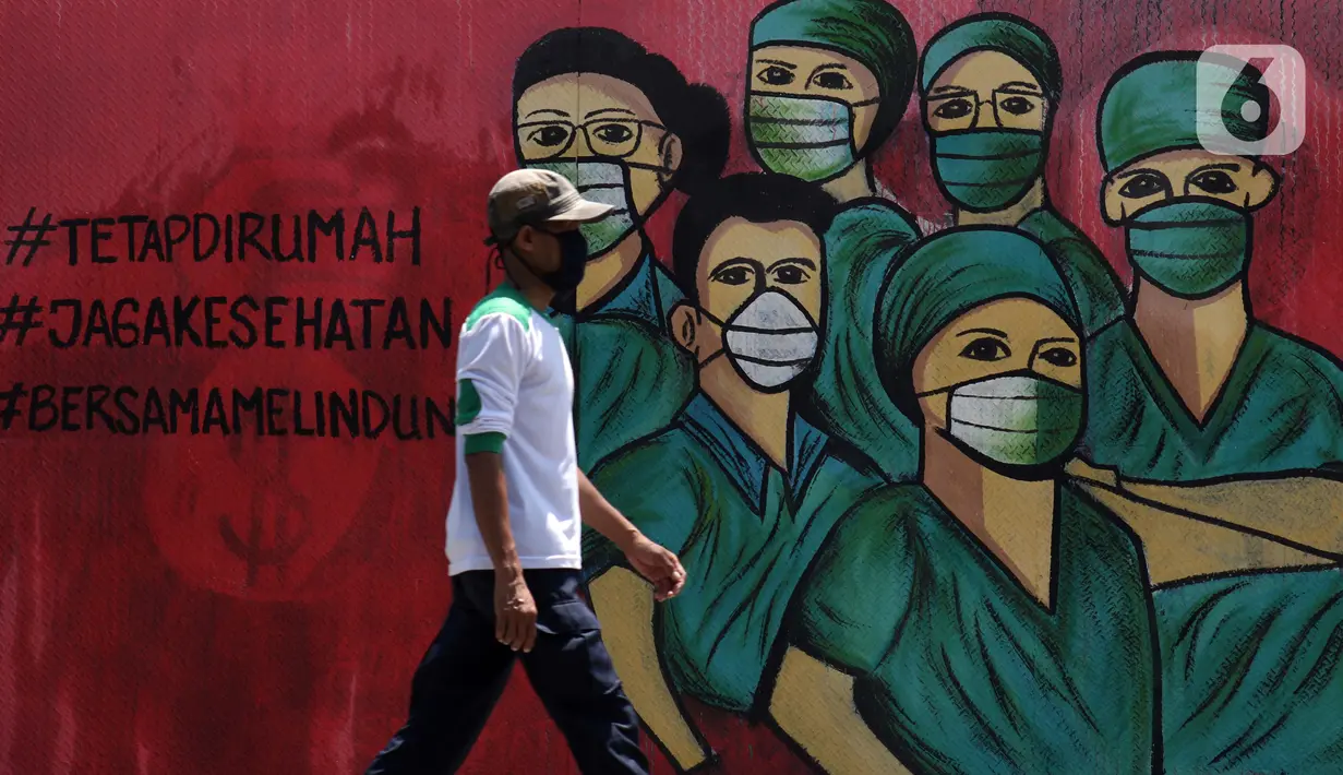 Pejalan kaki melintas di depan mural tentang pandemi virus COVID-19 di Jalan Raya Jakarta-Bogor, Depok, Jawa Barat, Selasa (7/4/2020). Mural tersebut sebagai bentuk dukungan kepada tenaga medis yang menjadi garda terdepan menghadapi COVID-19 di Indonesia. (Liputan6.com/Helmi Fithriansyah)