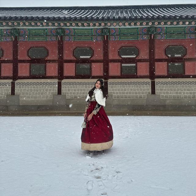 7 Potret Lea Ciarachel Liburan Ke Korea Selatan, Tampil Menawan Pakai Hanbook