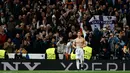 Pemain Real Madrid, Cristiano Ronaldo berselebrasi setelah mencetak gol ke gawang Juventus pada leg kedua babak perempat final Liga Champions di Santiago Bernabeu, Rabu (11/4). Real Madrid melaju ke semifinal meski kalah 1-3 dari Juventus. (AP/Paul White)