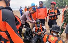 Basarnas Terjunkan Penyelam Cari Wisatawan Hilang Pantai Sine Tulungagung