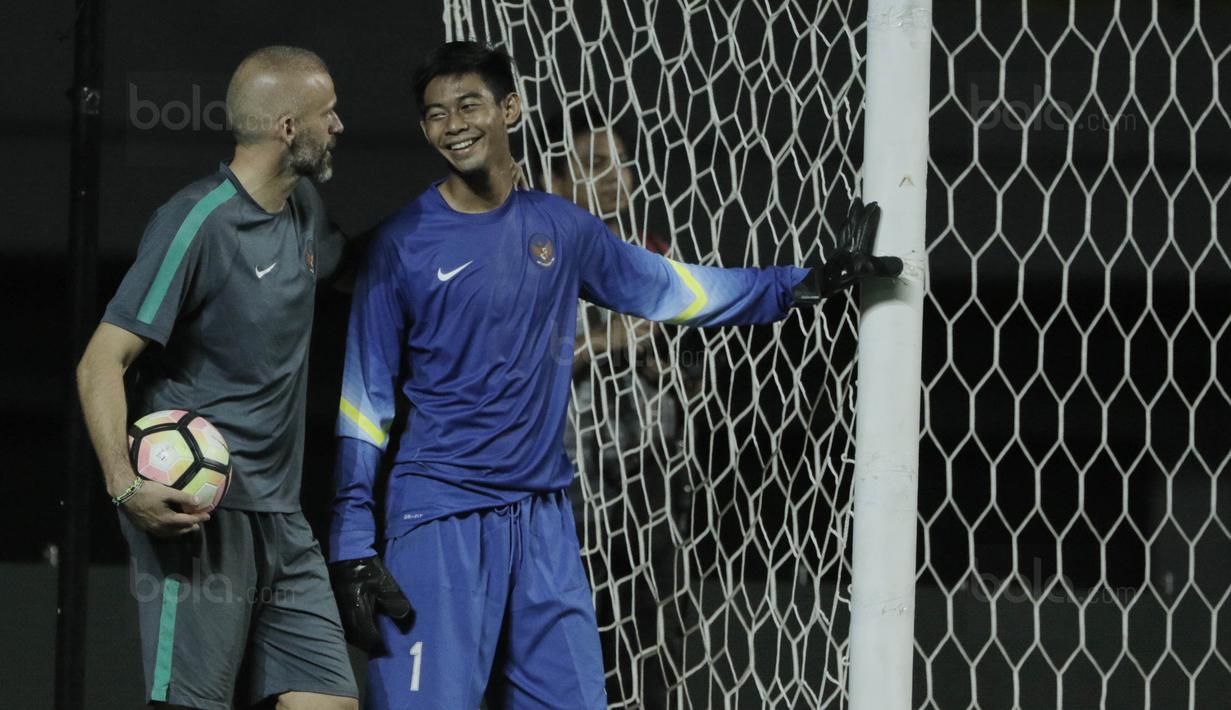 Kiper Indonesia, Satria Tama, berbincang dengan pelatih kiper Eduardo Perez Moran saat latihan jelang laga melawan Fiji di Stadion Patriot, Bekasi, Kamis, (31/8/2017). Indonesia akan menjalani laga Persahabatan melawan Fiji. (Bola.com/M. Iqbal Ichsan) 