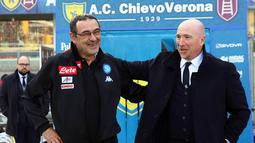 Pelatih Napoli,  Maurizio Sarri (kiri) memberikan salam kepada pelatih Chievo, Rolando Maran (kanan) pada lanjutan Serie A di Bentegodi stadium, Verona, (19/2/2017).  Napoli menang 3-1. (EPA/Filippo Venezia)