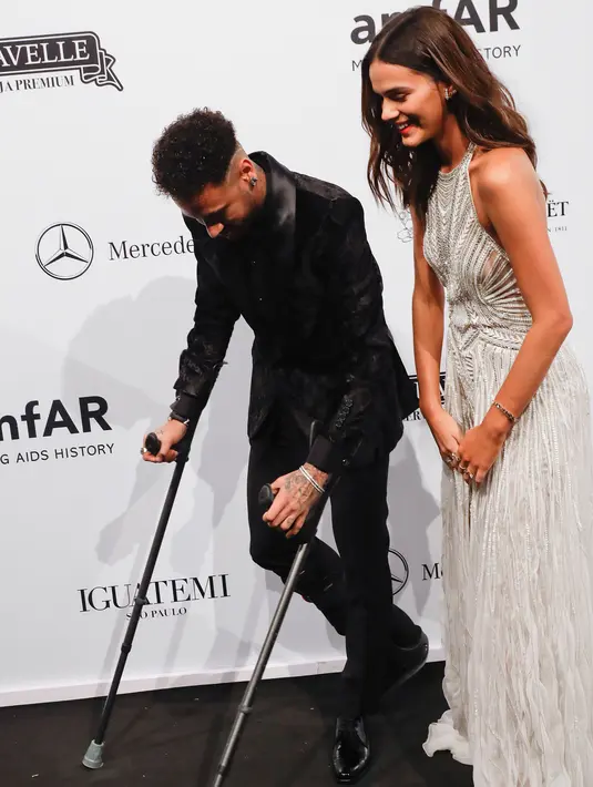 Pesebak bola Brasil, Neymar mengajak kekasih cantiknya yang juga model, Bruna Marquesine menghadiri acara amfAR Gala 2018 di Sao Paulo, Jumat (13/4). amfAR merupakan acara amal untuk menggalang dana bagi para penderita HIV/AIDS. (AP/Andre Penner)