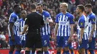 Para pemain Brighton and Hove Albion memprotes keputusan wasit David Coote saat menghadapi Liverpool pada laga pekan ke-30 Premier League 2023/2024 di Anfield Stadium, Liverpool, Minggu (31/3/2024). (AP Photo/Rui Viera)