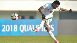 Pemain Timnas Indonesia U-19, Saddil Ramdani menendang bola saat bertanding melawan Korea Selatan pada laga ketiga kualifikasi Piala Asia U-19 2018 di Paju Public Stadium, Korsel (4/11). Timnas kalah 4-0 dari Korsel. (AFP Photo/Kim Doo-Ho)