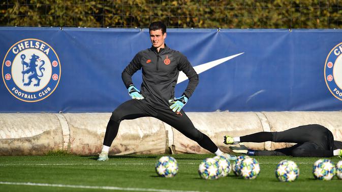 Kiper Chelsea Kepa Arrizabalaga (kiri) mengikuti sesi latihan jelang menghadapi Ajax Amsterdam pada laga Liga Champions di Cobham Chelsea, Stoke D'Abernon, London, Inggris, Selasa (22/10/2019). Pelatih Chelsea Frank Lampard menegaskan tidak takut bertandang ke markas Ajax Amsterdam. (Glyn KIRK/AFP)