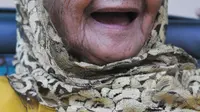 Nenek Anami, wanita yang diperkirakan berumur 140 saat ditemui di rumahnya di Purwakarta, Jawa Barat, Minggu (17/5). Namanya, menjadi sorotan media lantaran ingin ikut sayembara menjadi orang tertua di dunia. (Liputan6.com/Herman Zakharia)