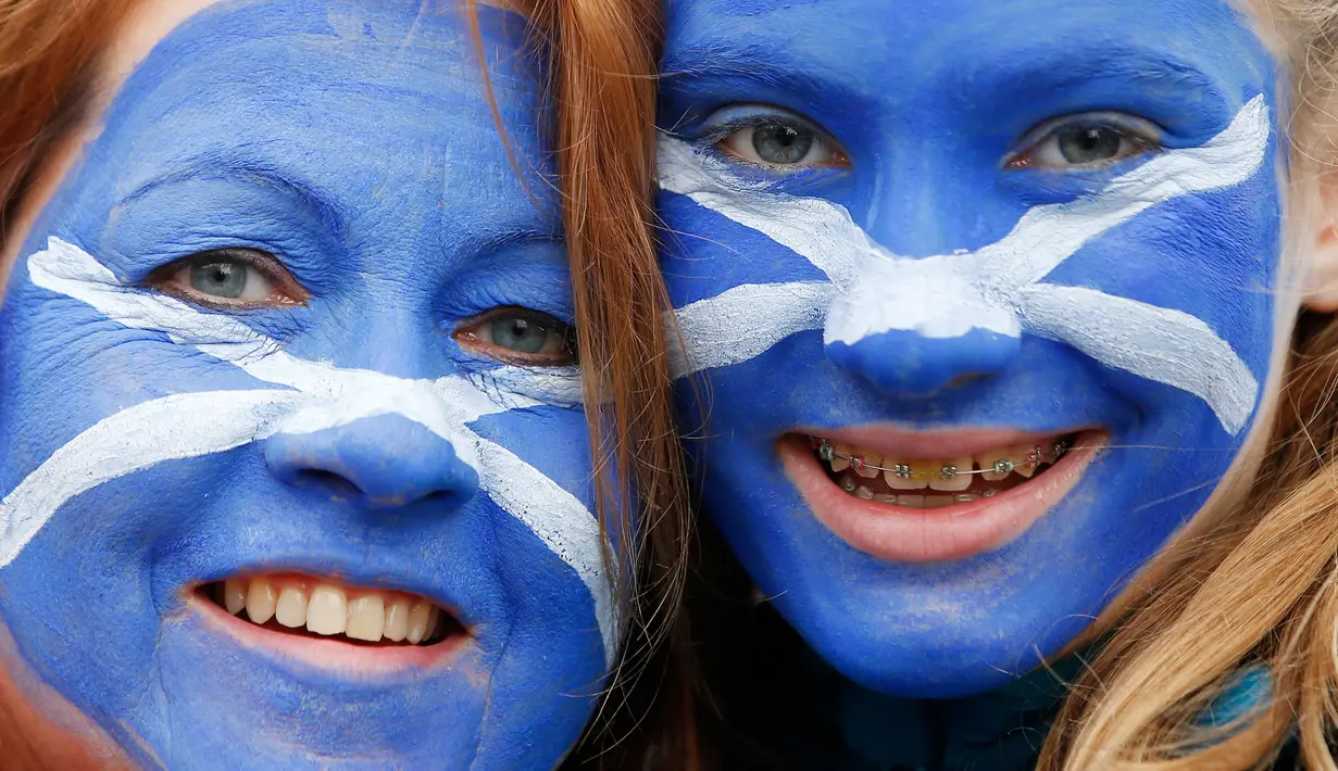 Dua suporter Skotlandia mengcat mukanya dengan logo bendera negaranya sebelum pertandingan Piala Dunia Rugby 2015 antara Samoa melawan Skotlandia di St James 'Park, Newcastle, Inggris (10/10/15). (Reuters/Lee Smith)