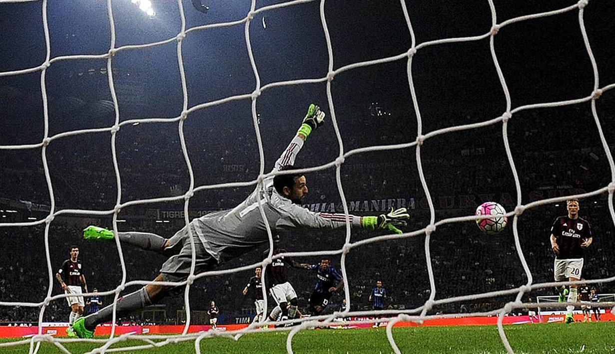 Proses terjadinya gol dari pemain Internazionale, Fredy Guarin ke gawang AC Milan yang dijaga kiper Diego Lopez pada laga Serie A di Stadion San Siro, Italia, Minggu (13/9/2015). Internazionale berhasil menang 1-0. (Reuters/Giorgio Perottino)