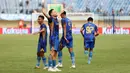 <p>Pemain Persib Bandung, Marc Klok bersama rekannya melakukan selebrasi gol bunuh diri pemain PSM Makassar, Nermin Haljeta pada laga pembuka&nbsp;Piala Presiden 2024 di Stadion Si Jalak Harupat, Bandung, Jumat (19/07/2024). (Bola.com/Abdul Aziz)</p>