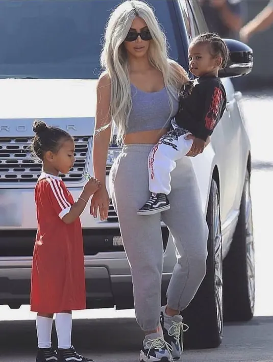 "Kim tengah syuting dan North mengatakan bahwa ia tak ingin tertangkap kamera," ujar sumber. (instagram/kimkardashian)