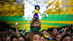 Seorang bocah yang menjadi fans timnas Brasil menyaksikan pertandingan  Grup E Piala Dunia 2018 melawan Swiss dari layar besar di Alzirao, Rio de Janeiro, 17 Juni 2018. (AFP PHOTO / CARL DE SOUZA)