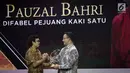 Gubernur DKI Jakarta terpilih Anies Baswedan memberikan penghargan kepada Pauzal Bahri dalam Liputan 6 Award 2017 di SCTV Tower, Jakarta, Sabtu (20/5). Sebanyak enam orang terpilih meraih Liputan 6 Awards 2017. (Liputan6.com/Faizal Fanani)