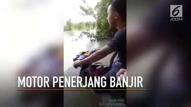 Seorang pria menerjang banjir dengan sepeda motor yang telah dimodifikasi menggunakan mesin kapal getek.