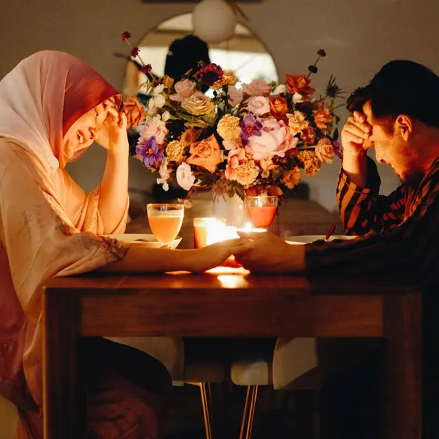 Rayakan Anniversary Pernikahan, Ini 6 Momen Makan Malam Romantis Dian Pelangi dan Suami