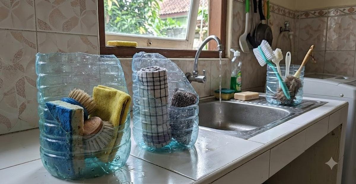Trik Memanfaatkan Botol Plastik Bekas untuk Penyimpanan Rumah (AI Generated)