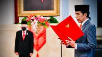 Presiden Joko Widodo (kanan) melantik enam baru menteri Kabinet Indonesia Maju di Istana Negara, Jakarta, Rabu (23/12/2020). Pelantikan tetap menerapkan protokol kesehatan. (Foto: Muchlis Jr - Biro Pers Sekretariat Presiden)