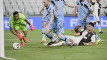 Pemain Juventus Cristiano Ronaldo (kanan) menyaksikan bola masuk ke gawang Lazio pada pertandingan Serie A di Allianz Stadium, Turin, Italia, Senin (20/7/2020). Dua gol Ronaldo membawa Juventus menang 2-1. (Marco Alpozzi/LaPresse via AP)