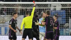 Wasit Francois Letexier memberikan kartu merah kepada pemain Bayern Munchen, Dayot Upamecano (tengah) setelah melakukan pelanggaran terhadap pemain Lazio, Gustav Isaksen di dalam kotak penalti pada laga leg pertama 16 besar Liga Champions 2023/2024 di Olympic Stadium, Roma, Italia, Kamis (15/02/2024) WIB. (AP Photo/Andrew Medichini)