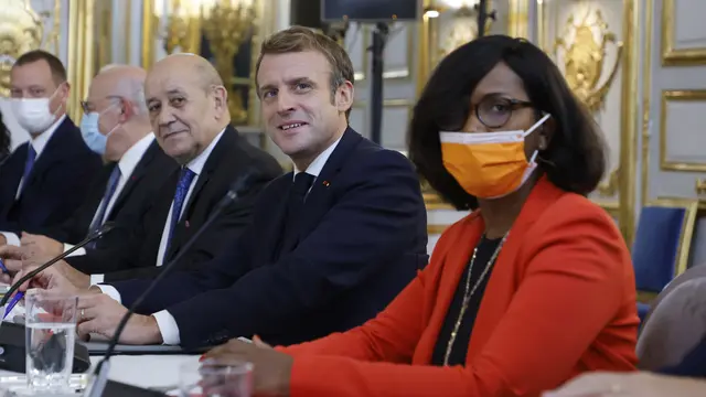Presiden Prancis Macron Bertemu Wapres AS Harris