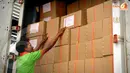 Seorang pekerja terlihat merapikan tumpukan surat suara Pemilu 2014 yang akan segera dikirimkan ke luar negeri (Liputan6.com/Helmi Fithriansyah)
