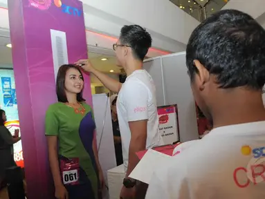 Audisi Miss Celebrity 2014 memasuki kota Jakarta, Sabtu (20/09/14). Salah satu peserta sedang mengukur tinggi badan (Liputan6.com/Herman Zakharia)