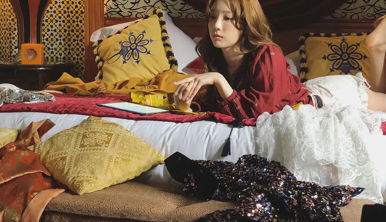 "Aku selalu pergi untuk bertemu teman-teman namun Taeyeon suka berdiam di rumah. Percakapan kami sangat canggung!" aku Hyoyeon. (instagram/taeyeon_ss)