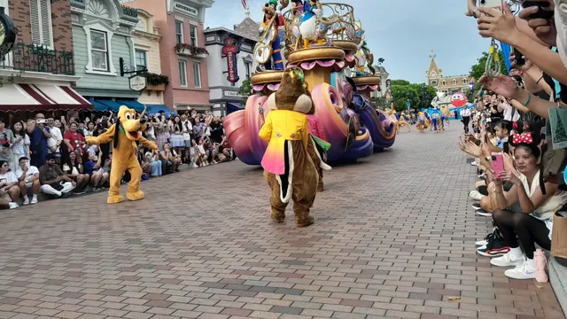 Ratusan pengunjung Hong Kong Disneyland menonton parade Friendtastic. (Foto: LIputan6.com/Benedikta Desideria)