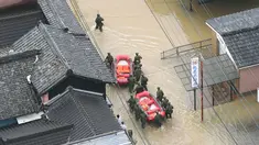Pasukan Bela Diri Jepang menyusuri banjir saat melakukan penyelamatan di Takeo, Prefektur Saga, Jepang, Rabu (28/8/2019). Otoritas Jepang merilis perintah evakuasi bagi 240 ribu warga di kawasan barat daya yang diprediksi akan diterjang banjir dan tanah longsor. (Kyodo News via AP)