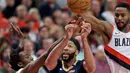 Para pemain Portland Trail Blazers mencoba menghalau bola tembakan pemain Pelicans, Anthony Davis (tengah)  pada laga Playoffs game ke-2 NBA basketball di Moda Center, Portland, (17/4/2018). Pelicans menang 111-102. (AP/Craig Mitchelldyer)